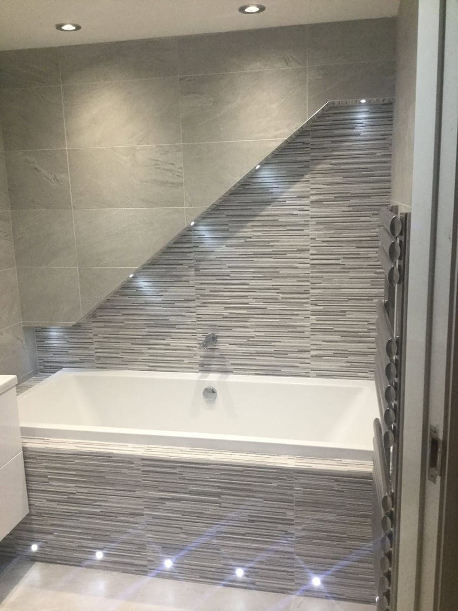 A fitted bath below a diagonal linear mosaic feature wall